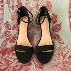 Strappy black sandals with low heel